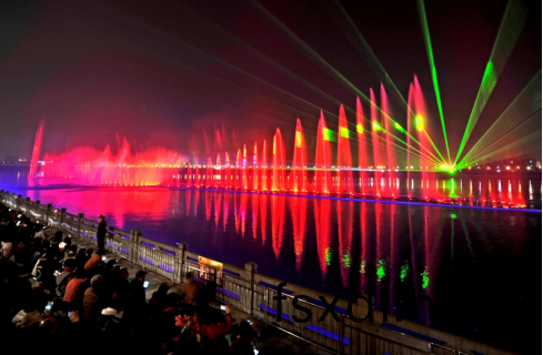 “大美(mei)江油•韵律涪江”水(shui)上音乐(le)喷(pen)泉灯(deng)光秀