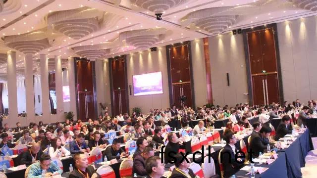 第十六届中(zhong)国(guo)灯都(dou)产(chan)业高峰论(lun)坛在中山(shan)古(gu)镇(zhen)举(ju)行